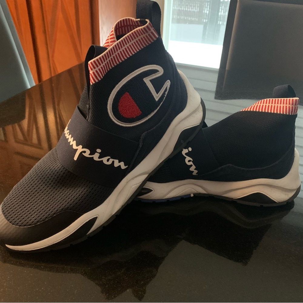 Size 9 US men’s champion high top running shoes